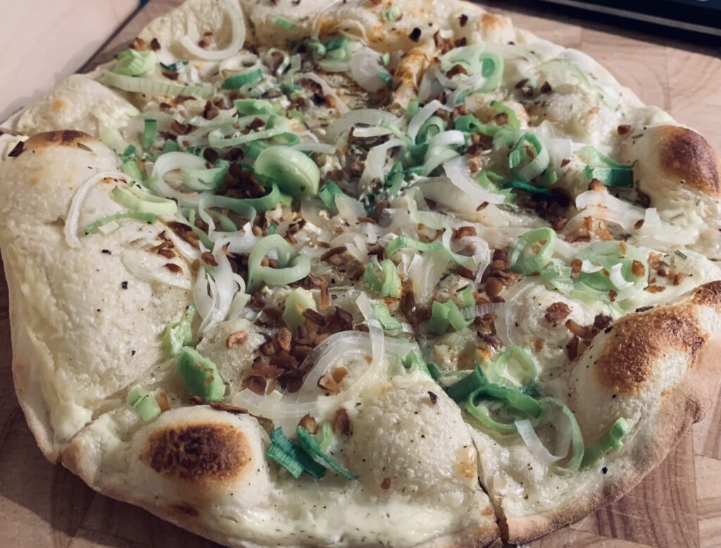 Flammenkuchen, en specialitet från Alsace i Frankrike på lunch meny hos Café Padda i Uppsala.